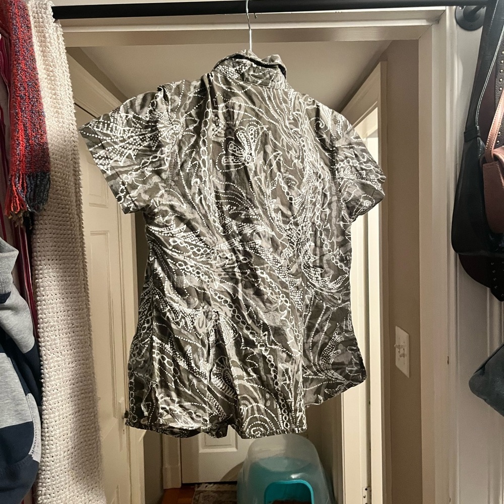 Fun patterned button up - Picture 3 of 3